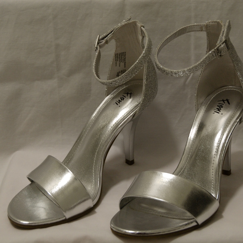 Fioni New Silver Party Shoes size 7